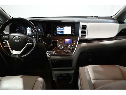 Used 2018 Toyota Sienna XLE Premium FWD image 24
