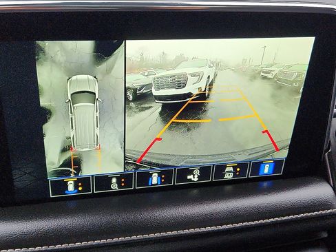 Used 2023 GMC Yukon XL SLT w/ SLT Premium Package image 18