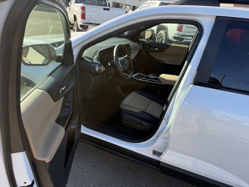 Used 2025 Chevrolet Equinox ACTIV w/ Safety and Technology Package image 14