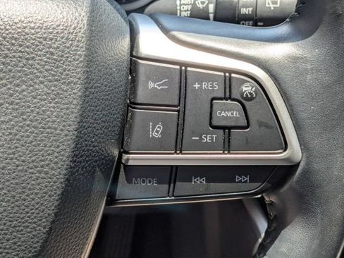 Used 2022 Toyota Highlander XLE FWD image 21