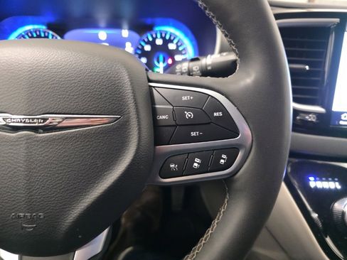 Used 2024 Chrysler Pacifica Touring-L image 15