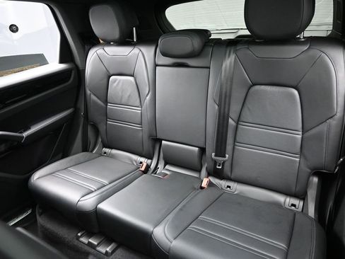 Used 2023 Porsche Cayenne AWD/4WD image 17