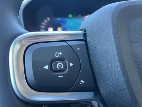 Certified 2025 Volvo XC40 B5 Plus image 31