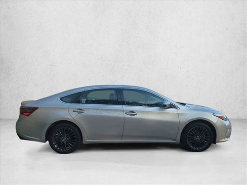 Used 2018 Toyota Avalon Touring image 4