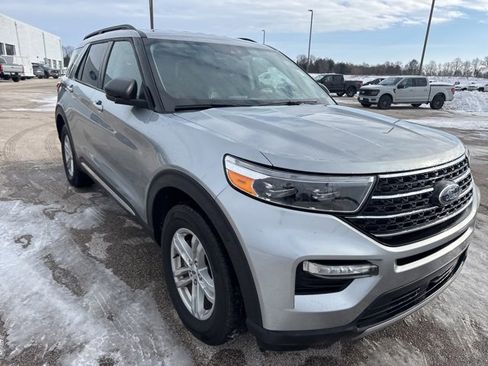 Used 2023 Ford Explorer XLT w/ Equipment Group 202A image 3