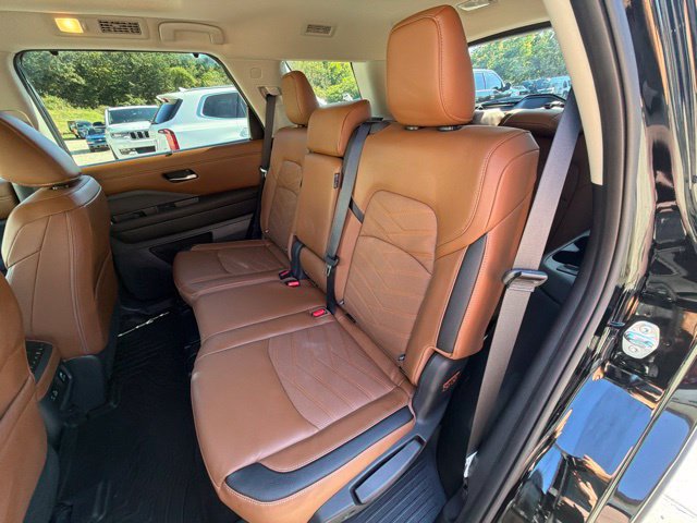 Used 2025 Nissan Pathfinder Platinum w/ Cargo Package AWD/4WD image 17