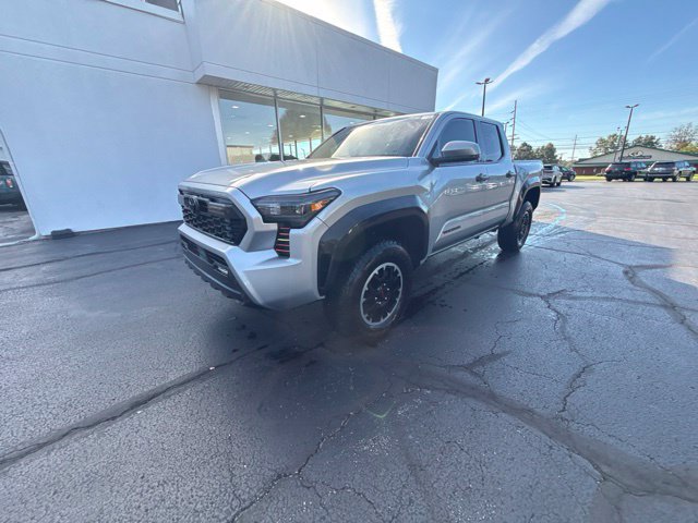 Used 2025 Toyota Tacoma TRD Off-Road AWD/4WD image 3