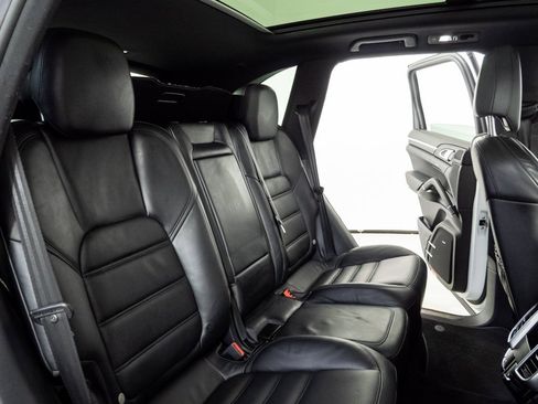 Used 2015 Porsche Cayenne S image 23