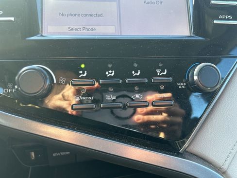 Used 2019 Toyota Camry LE w/ Convenience Package image 5