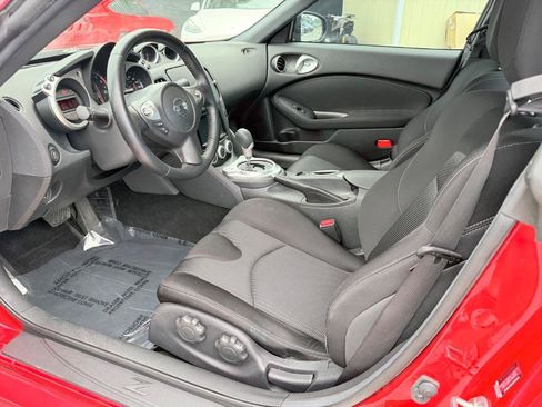 Used 2018 Nissan 370Z Coupe RWD image 10