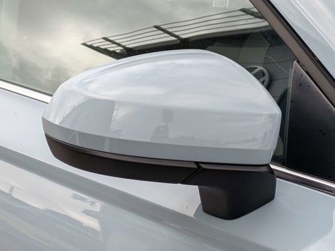 Certified 2025 Volkswagen Taos SE w/ Panoramic Sunroof Package image 12