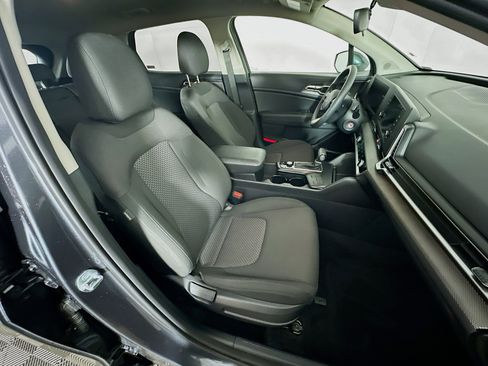 Used 2025 Kia Sportage LX image 29