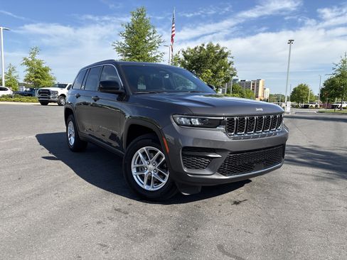Certified 2025 Jeep Grand Cherokee Laredo X image 5