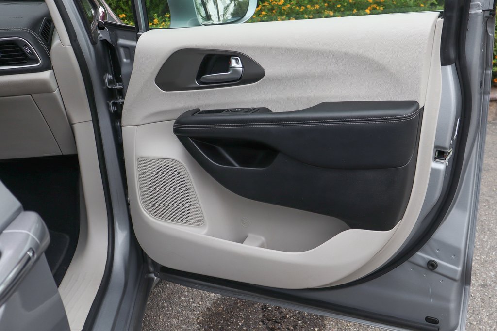 Used 2021 Chrysler Pacifica Touring-L FWD image 48