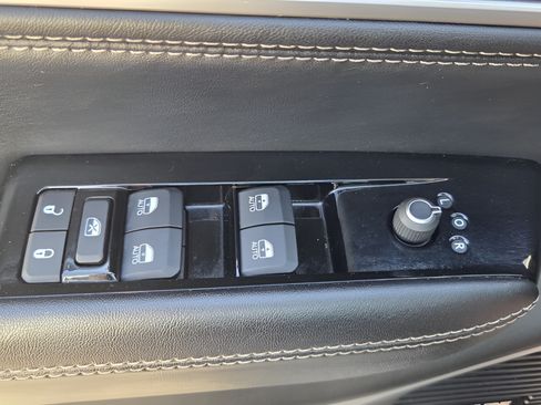Used 2024 Jeep Wagoneer L Series II RWD image 28