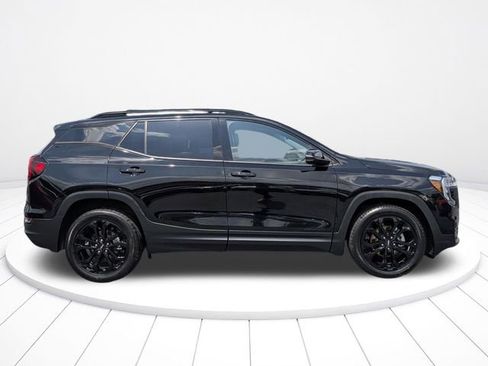 Used 2022 GMC Terrain SLT w/ Infotainment Package II FWD image 2