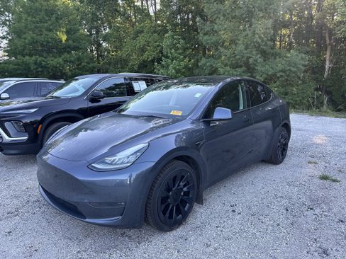 Used 2022 Tesla Model Y Long Range AWD/4WD image 1