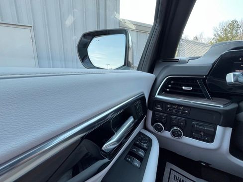 Used 2025 Chevrolet Suburban Premier AWD/4WD image 19
