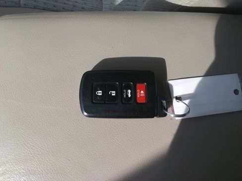 Used 2012 Toyota Camry LE image 18