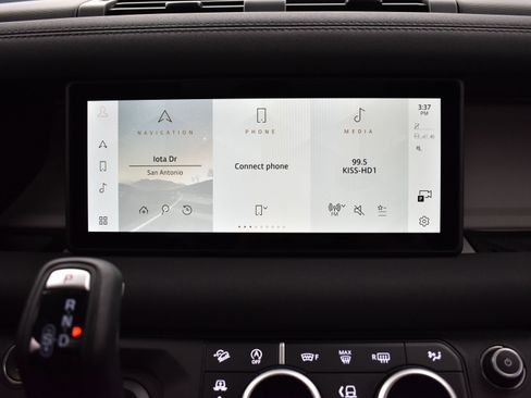 Used 2023 Land Rover Defender 90 SE image 32