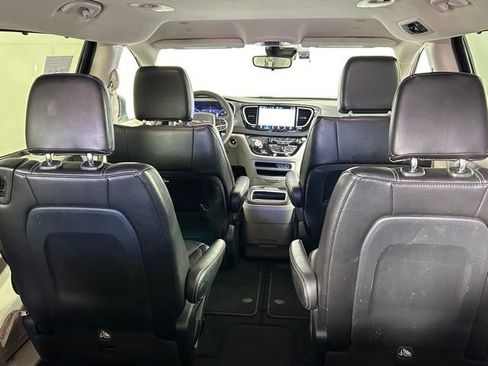 Used 2023 Chrysler Pacifica Touring-L image 14