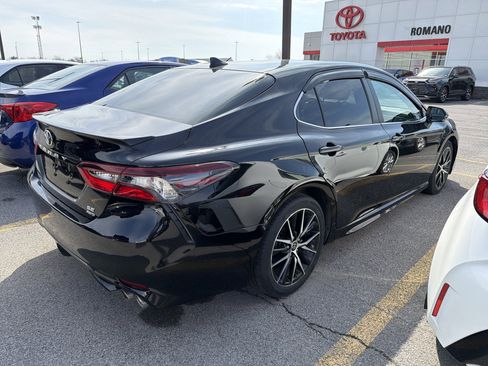 Used 2023 Toyota Camry SE image 4