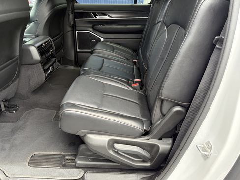 Used 2024 Jeep Wagoneer L Series II w/ Flexible Seating Group AWD/4WD image 22
