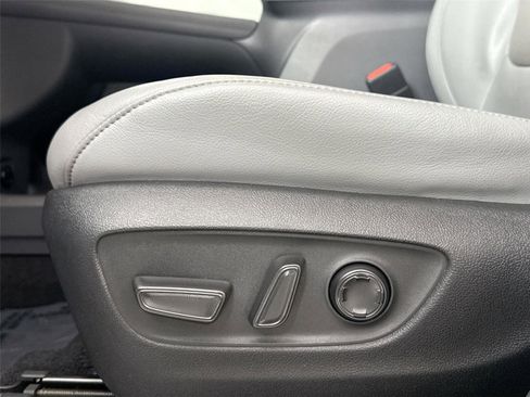 Used 2023 Toyota Sienna Limited FWD image 31