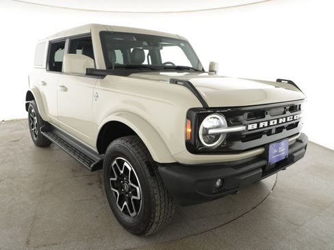 Used 2025 Ford Bronco Outer Banks image 3