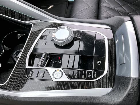 Used 2025 BMW X6 xDrive40i w/ Executive Package image 16