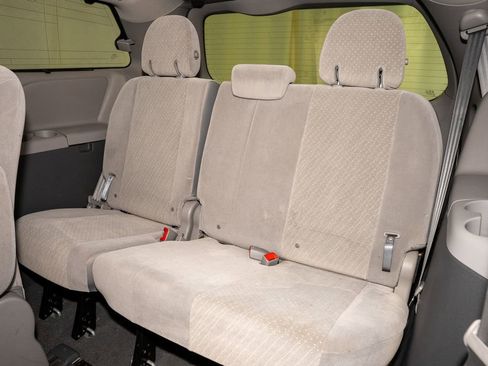 Used 2020 Toyota Sienna LE image 9