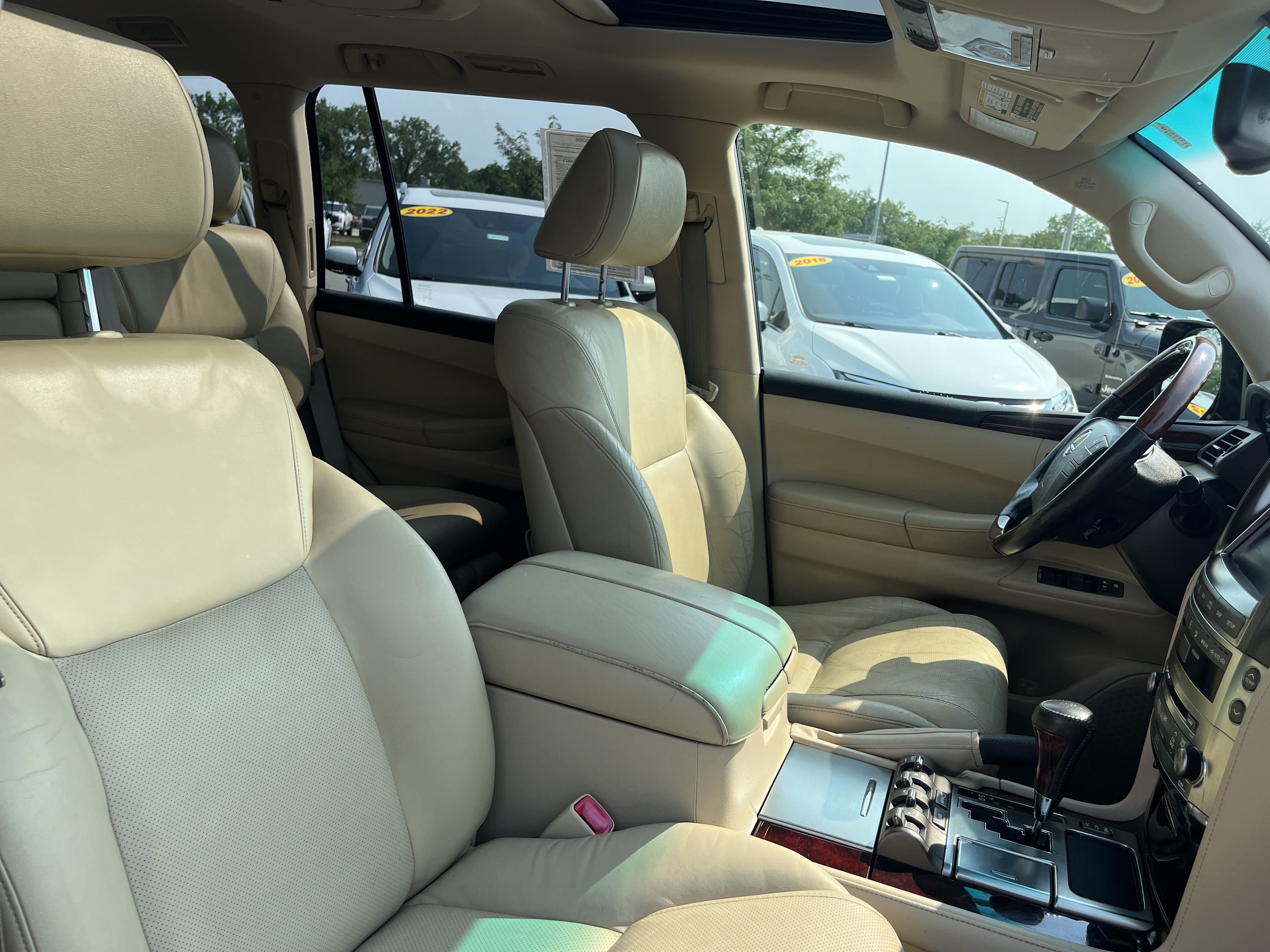 Used 2011 Lexus LX 570 4WD w/ Luxury Pkg image 19