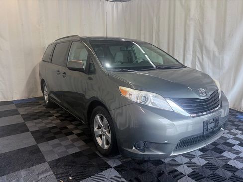 Used 2013 Toyota Sienna LE FWD image 3