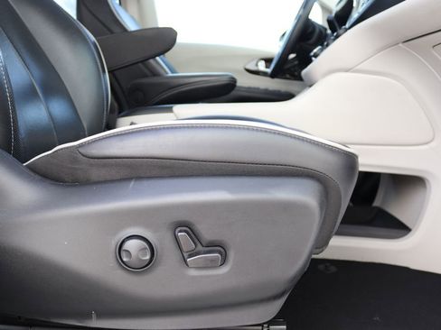 Used 2023 Chrysler Pacifica Limited image 44