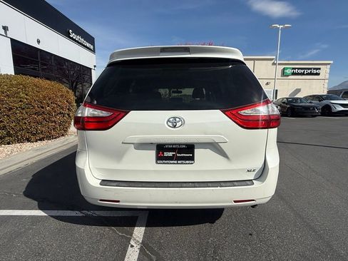 Used 2017 Toyota Sienna XLE image 6