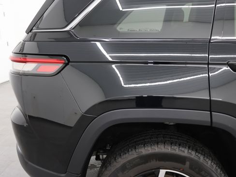 Used 2023 Jeep Grand Cherokee Limited image 25