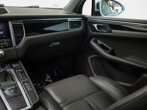 Used 2018 Porsche Macan image 22