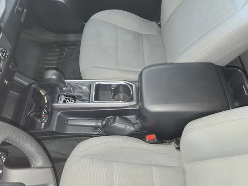 Used 2017 Toyota Tacoma SR5 AWD/4WD image 18