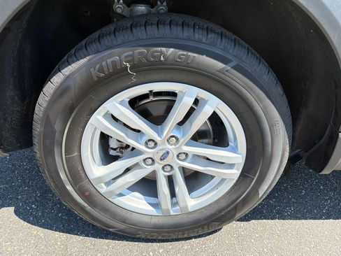 Used 2023 Ford Explorer XLT AWD/4WD image 25