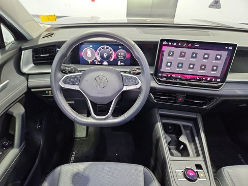 Certified 2025 Volkswagen Tiguan SE FWD image 14