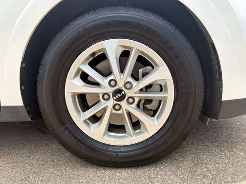 Used 2023 Kia Carnival LX FWD image 11