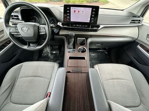Used 2023 Toyota Sienna LE AWD/4WD image 20