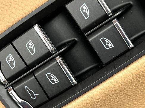 Used 2014 Porsche Panamera S image 43