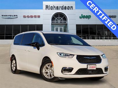 Used 2025 Chrysler Pacifica Select