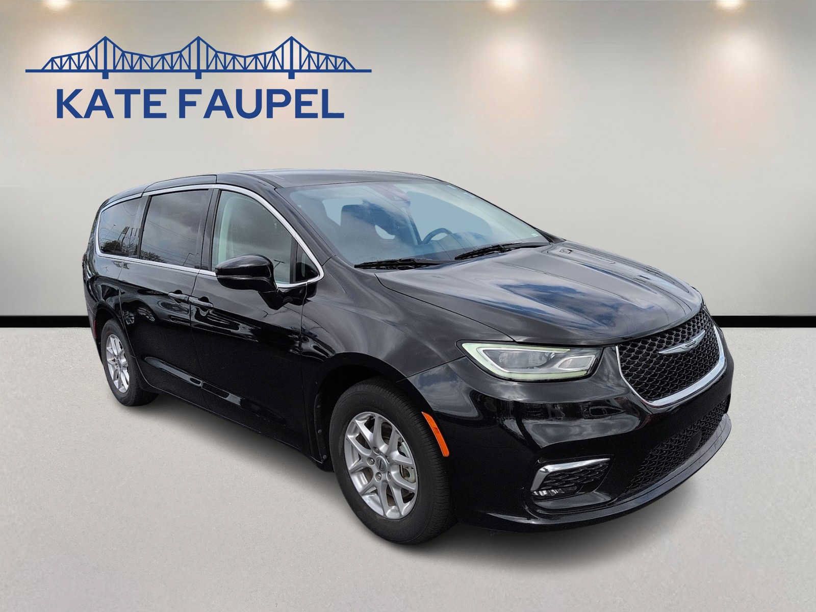 Used 2024 Chrysler Pacifica Touring-L FWD image 1