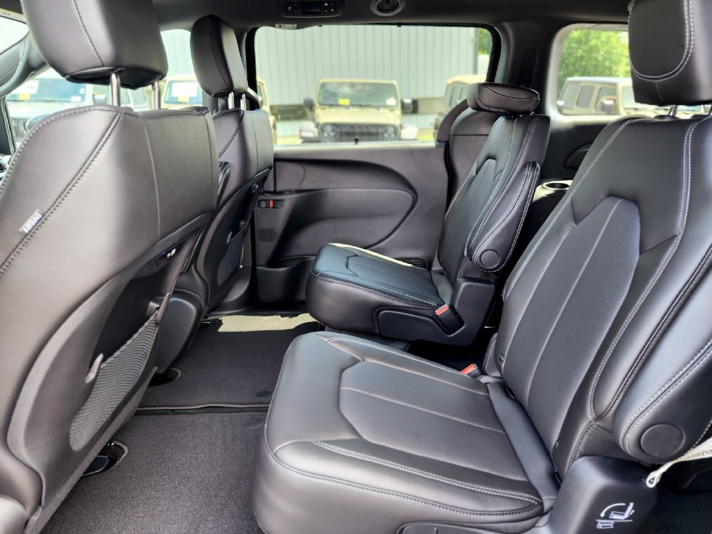 New 2027 Chrysler Pacifica Select AWD/4WD image 16