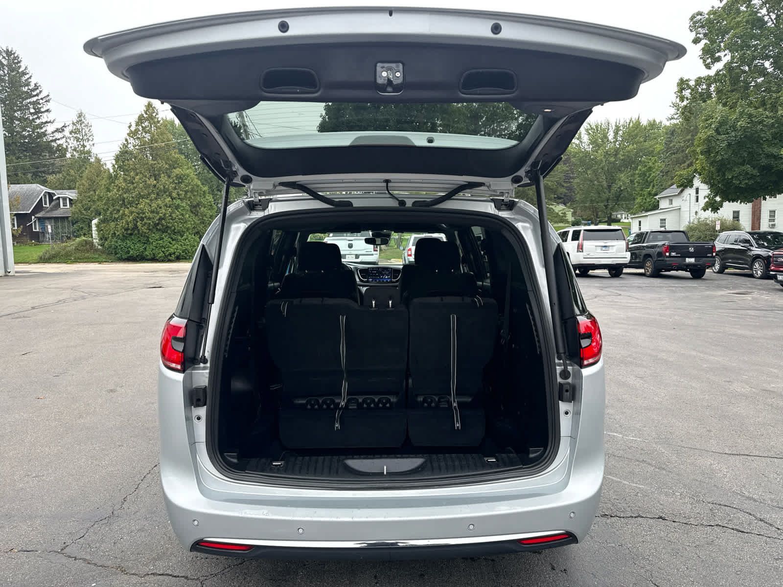 Used 2023 Chrysler Pacifica Touring FWD image 17