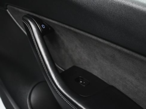 Used 2022 Tesla Model Y Long Range image 21