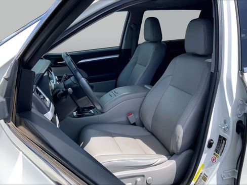 Used 2016 Toyota Highlander XLE FWD image 8