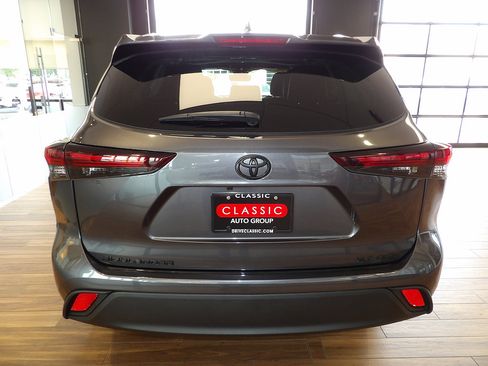 Used 2024 Toyota Highlander XLE AWD/4WD image 7